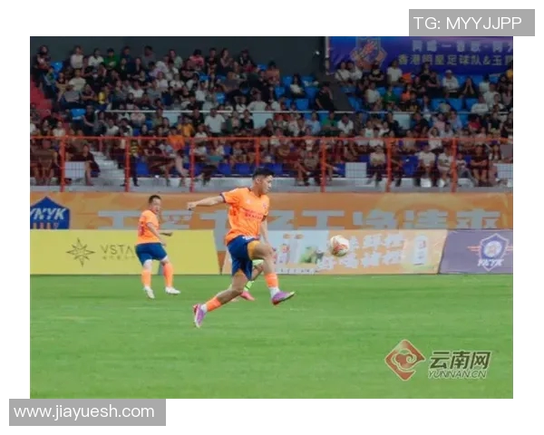 纽百伦足球明星闪耀绿茵场展现激情与实力的完美结合